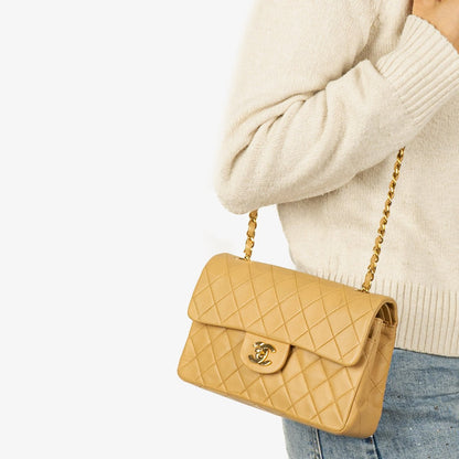 Chanel Kleine Classic Vintage Double Flap Tasche aus gestepptem Lammleder in Beige mit 24K vergoldeten Beschlägen