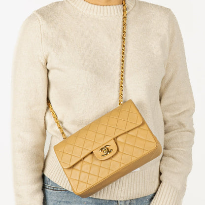 Chanel Kleine Classic Vintage Double Flap Tasche aus gestepptem Lammleder in Beige mit 24K vergoldeten Beschlägen