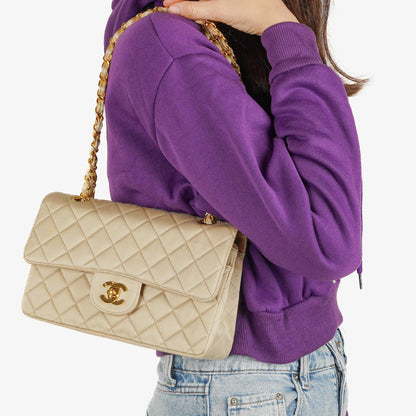 Chanel Kleine Classic Vintage Double Flap Tasche aus beigem Satin mit 24K vergoldeten Beschlägen