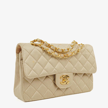Chanel Kleine Classic Vintage Double Flap Tasche aus beigem Satin mit 24K vergoldeten Beschlägen