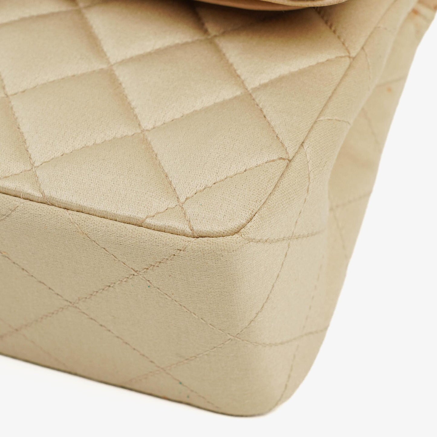 Chanel Kleine Classic Vintage Double Flap Tasche aus beigem Satin mit 24K vergoldeten Beschlägen