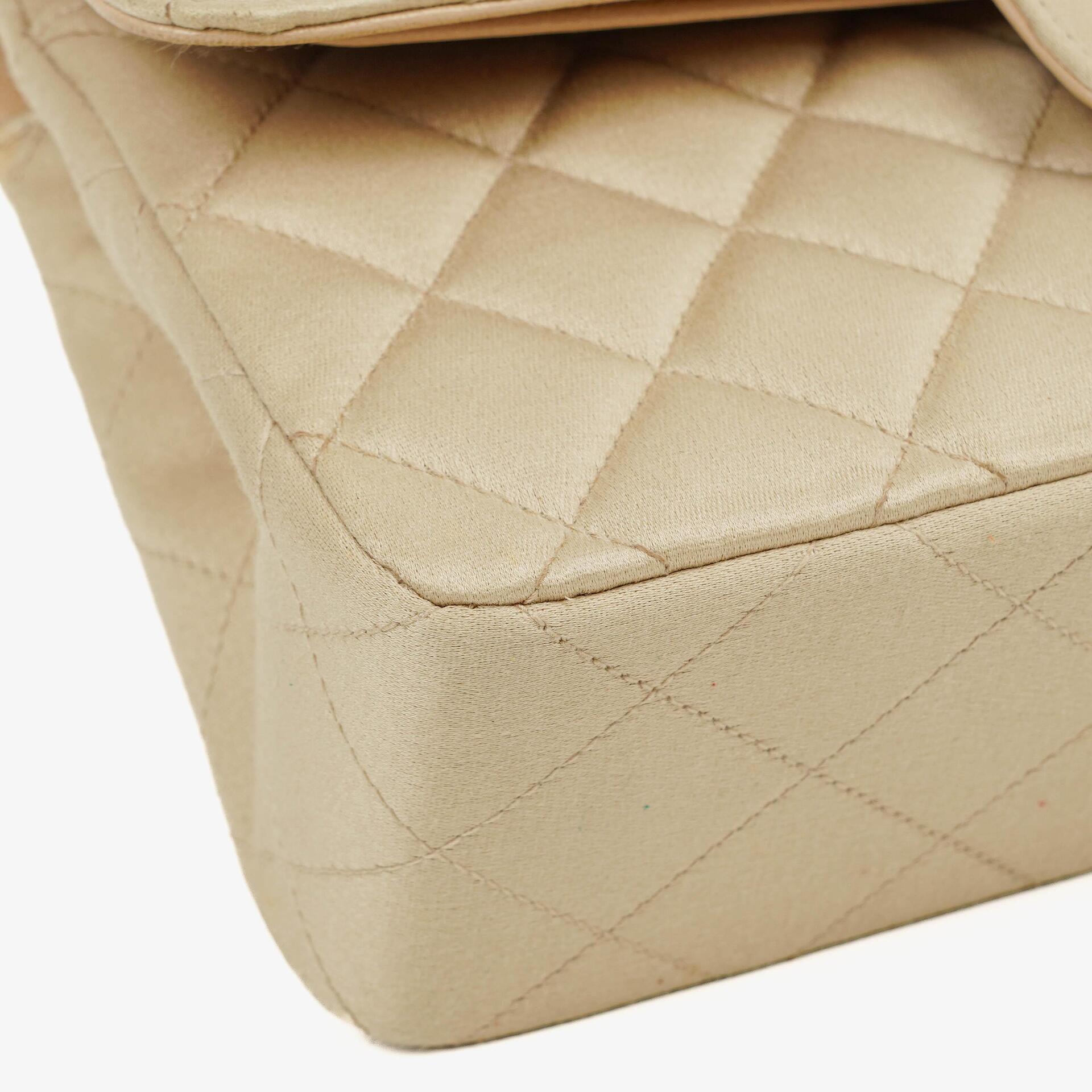 Chanel Kleine Classic Vintage Double Flap Tasche aus beigem Satin mit 24K vergoldeten Beschlägen