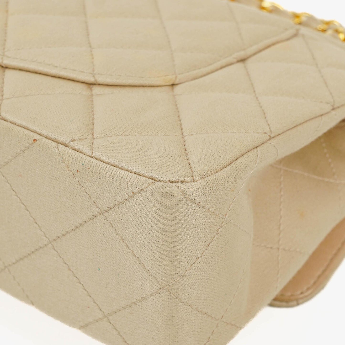 Chanel Kleine Classic Vintage Double Flap Tasche aus beigem Satin mit 24K vergoldeten Beschlägen