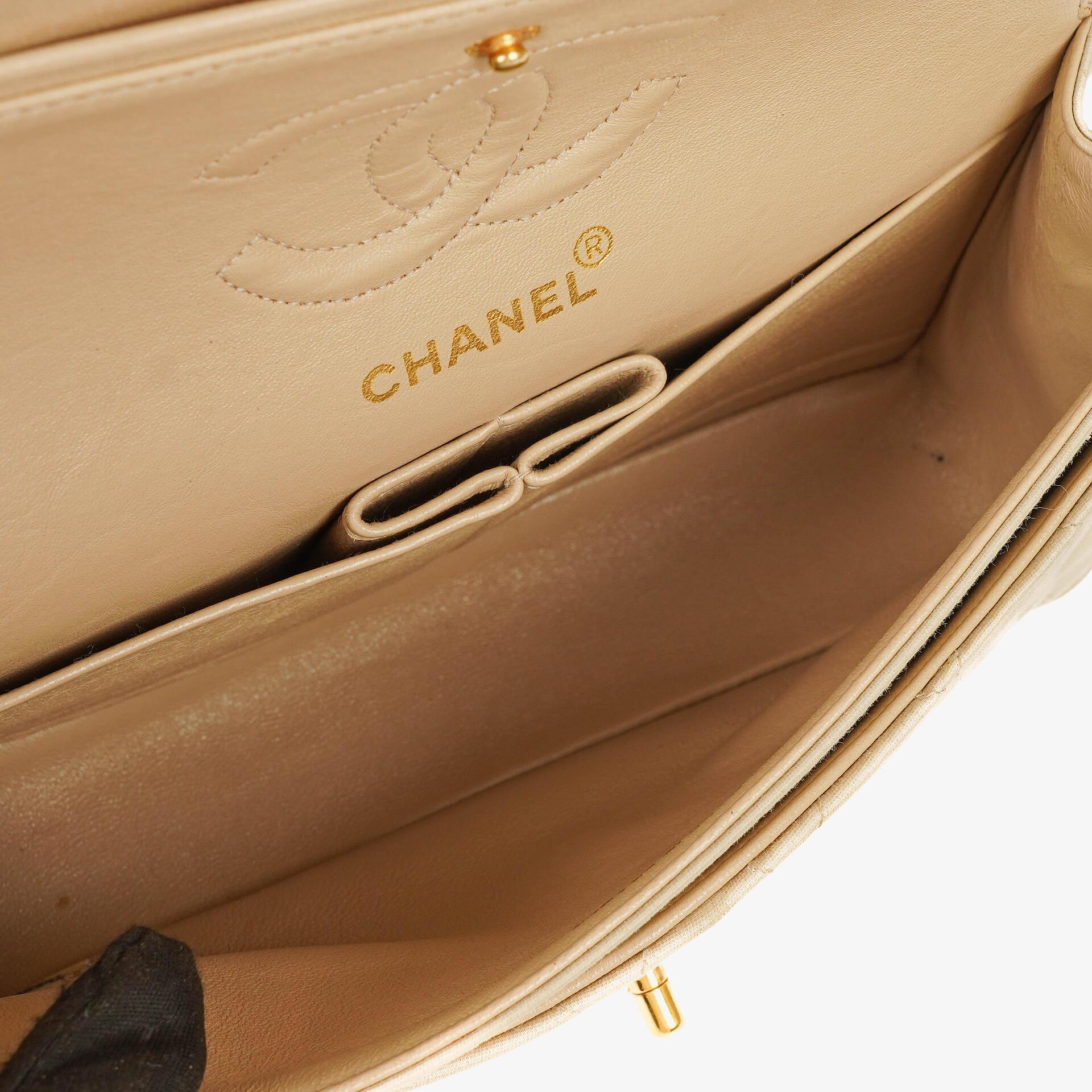 Chanel Kleine Classic Vintage Double Flap Tasche aus beigem Satin mit 24K vergoldeten Beschlägen