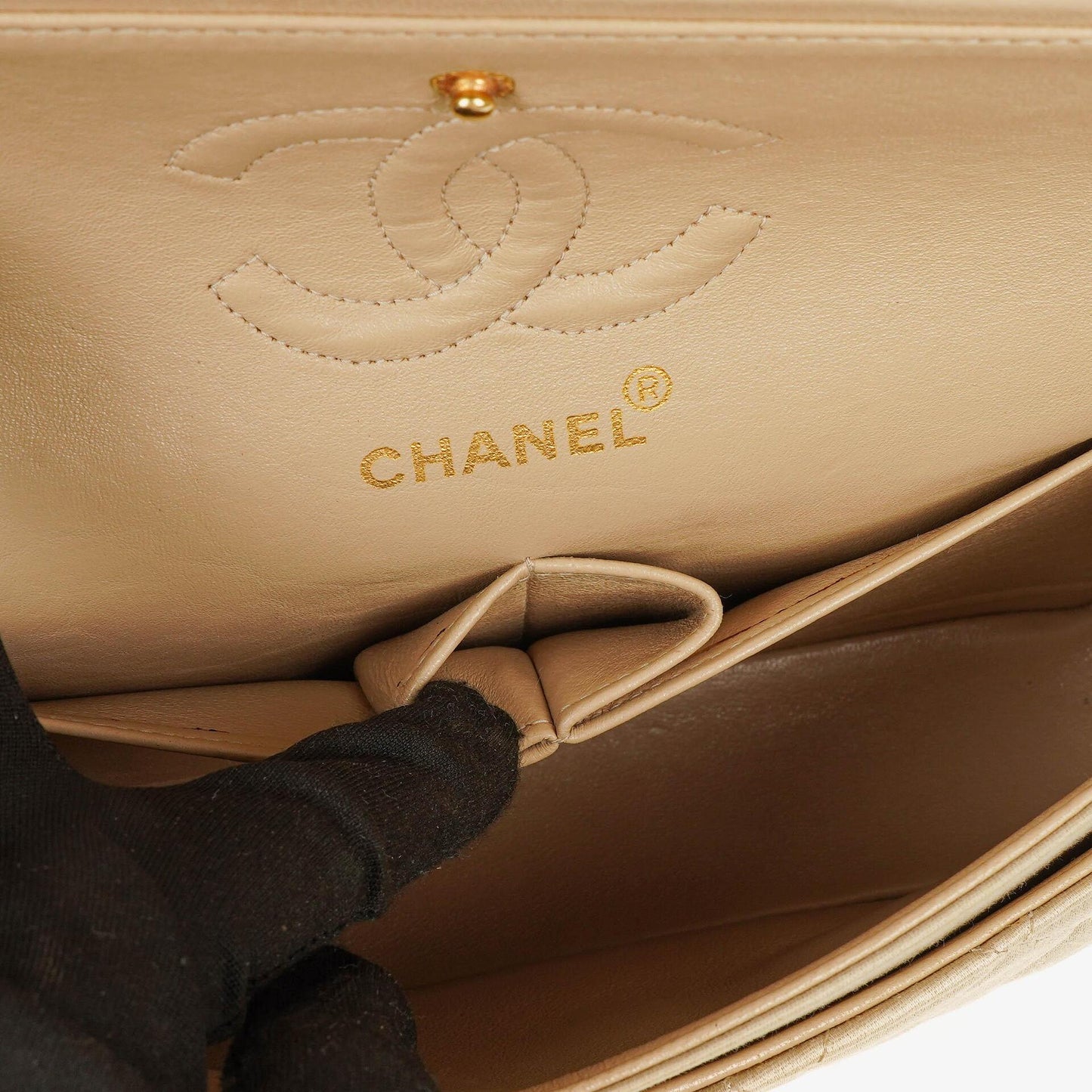Chanel Kleine Classic Vintage Double Flap Tasche aus beigem Satin mit 24K vergoldeten Beschlägen
