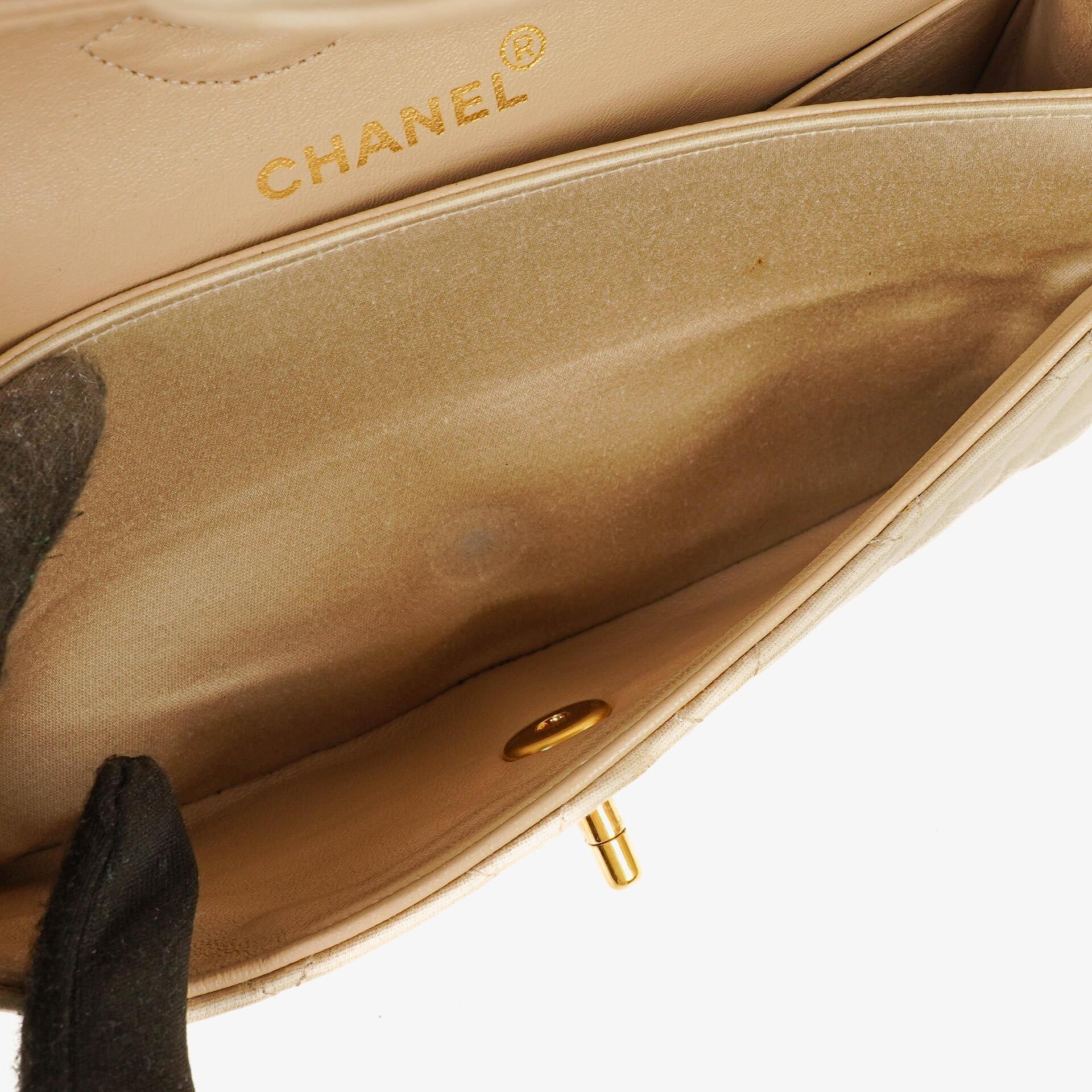Chanel Kleine Classic Vintage Double Flap Tasche aus beigem Satin mit 24K vergoldeten Beschlägen