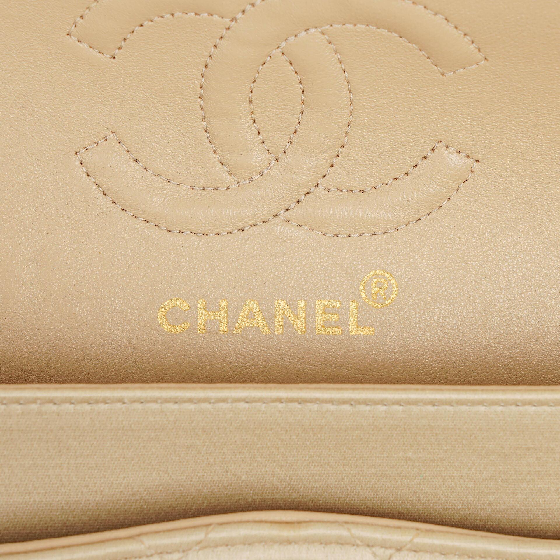 Chanel Kleine Classic Vintage Double Flap Tasche aus beigem Satin mit 24K vergoldeten Beschlägen
