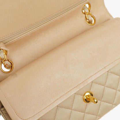 Chanel Kleine Classic Vintage Double Flap Tasche aus beigem Satin mit 24K vergoldeten Beschlägen