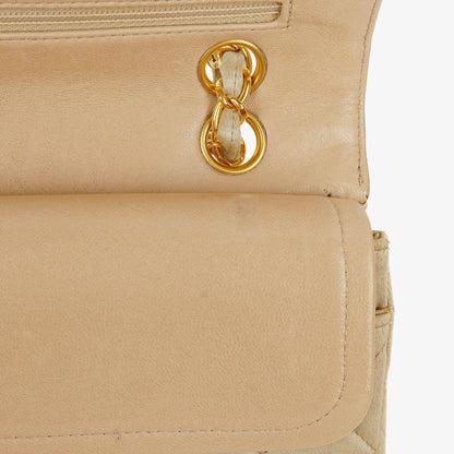 Chanel Kleine Classic Vintage Double Flap Tasche aus beigem Satin mit 24K vergoldeten Beschlägen