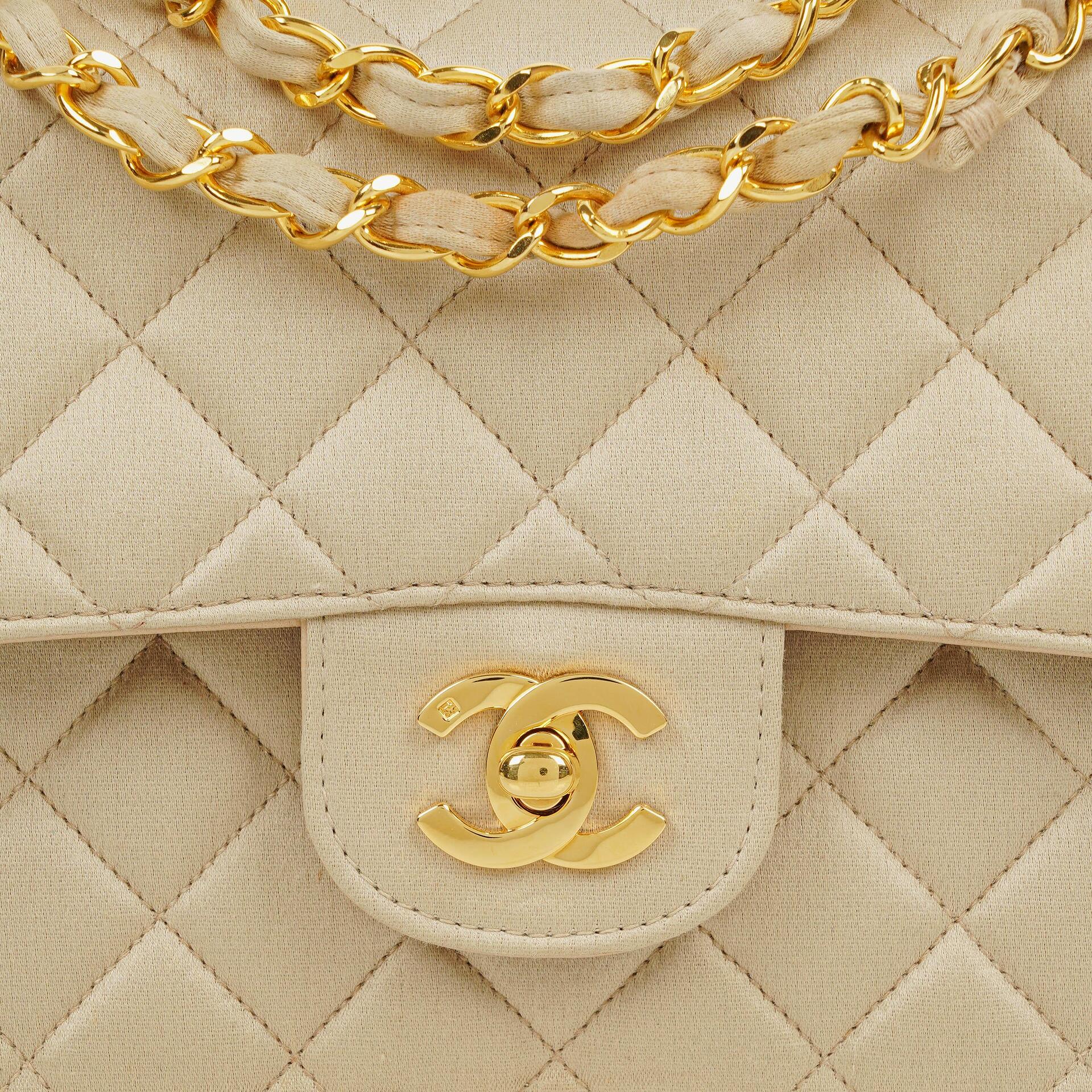 Chanel Kleine Classic Vintage Double Flap Tasche aus beigem Satin mit 24K vergoldeten Beschlägen
