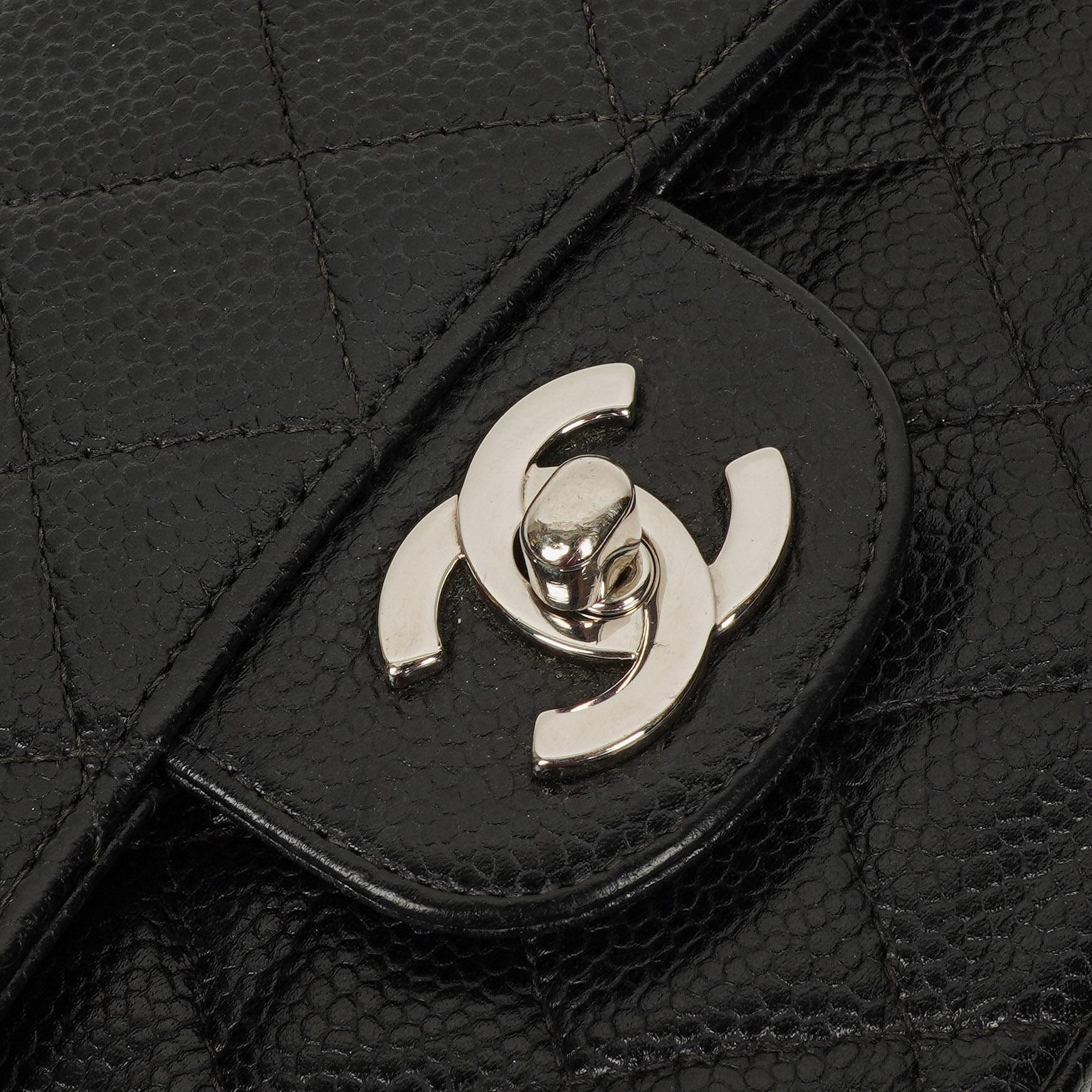 Chanel Small Classic Vintage Double Flap Bag aus schwarzem gestepptem Kaviarleder mit silberfarbener Hardware