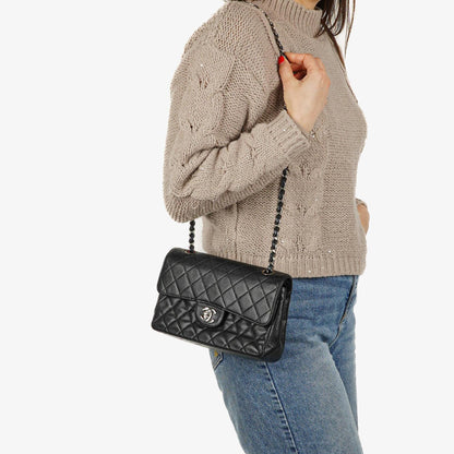 Chanel Small Classic Vintage Double Flap Bag aus schwarzem gestepptem Kaviarleder mit silberfarbener Hardware