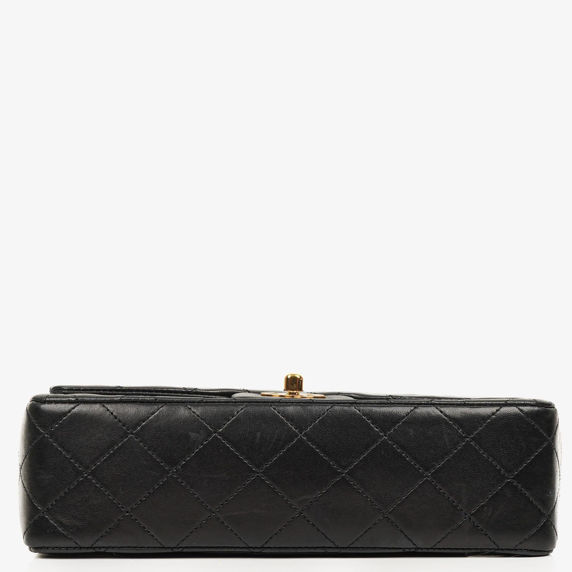 Chanel Vintage Classic kleine Double Flap Tasche aus schwarzem gestepptem Lammleder mit 24K vergoldeter Hardware, 1989-1991