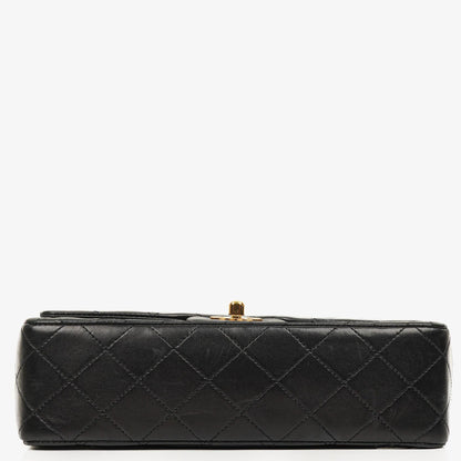Chanel Vintage Classic kleine Double Flap Tasche aus schwarzem gestepptem Lammleder mit 24K vergoldeter Hardware, 1989-1991