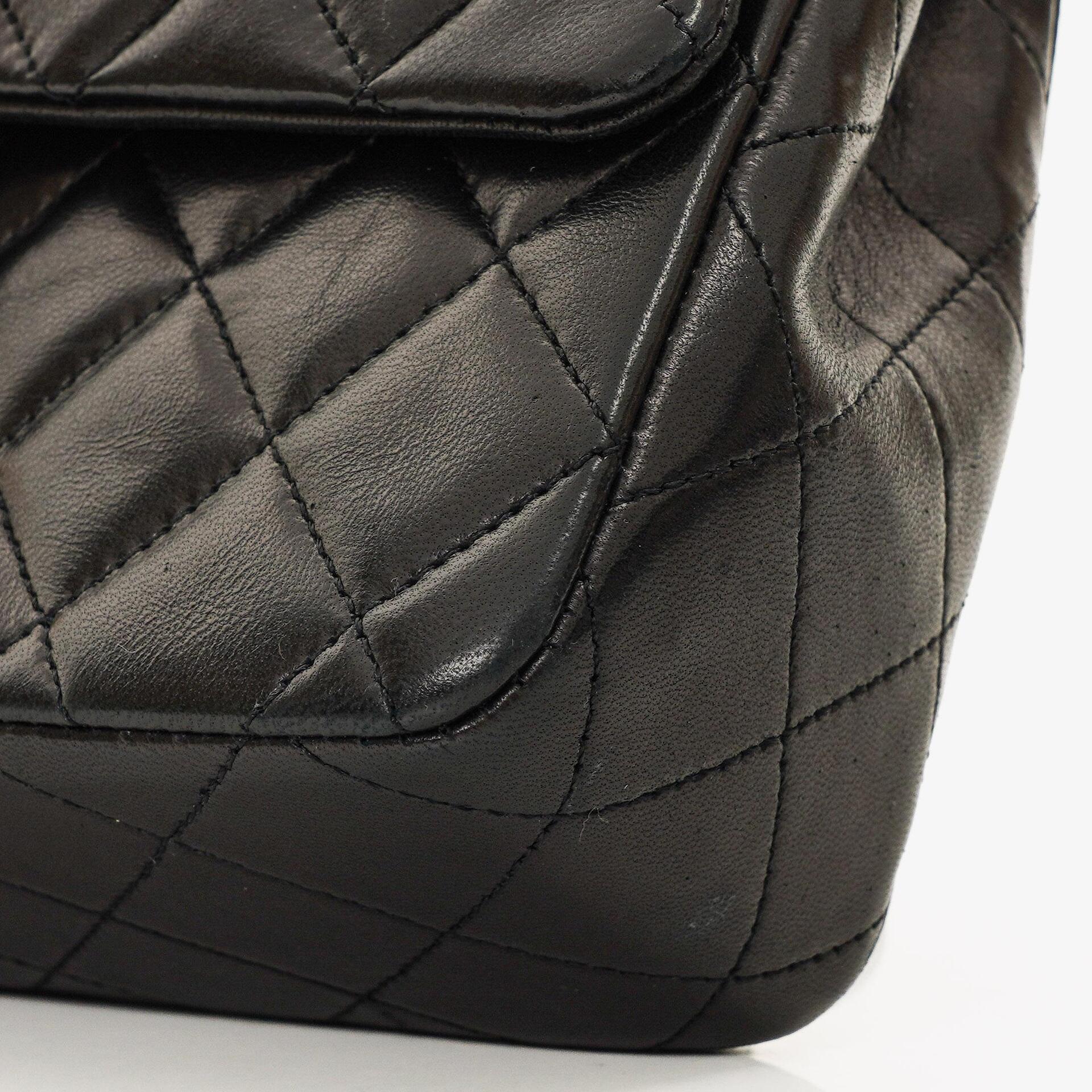 Chanel Vintage Classic kleine Double Flap Tasche aus schwarzem gestepptem Lammleder mit 24K vergoldeter Hardware, 1989-1991