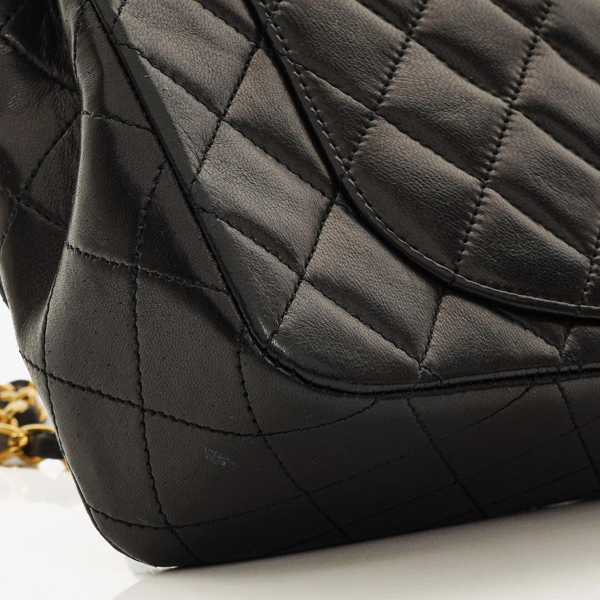 Chanel Vintage Classic kleine Double Flap Tasche aus schwarzem gestepptem Lammleder mit 24K vergoldeter Hardware, 1989-1991