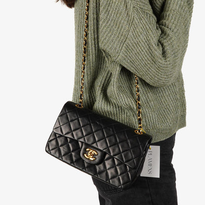 Chanel Vintage Classic kleine Double Flap Tasche aus schwarzem gestepptem Lammleder mit 24K vergoldeter Hardware, 1989-1991