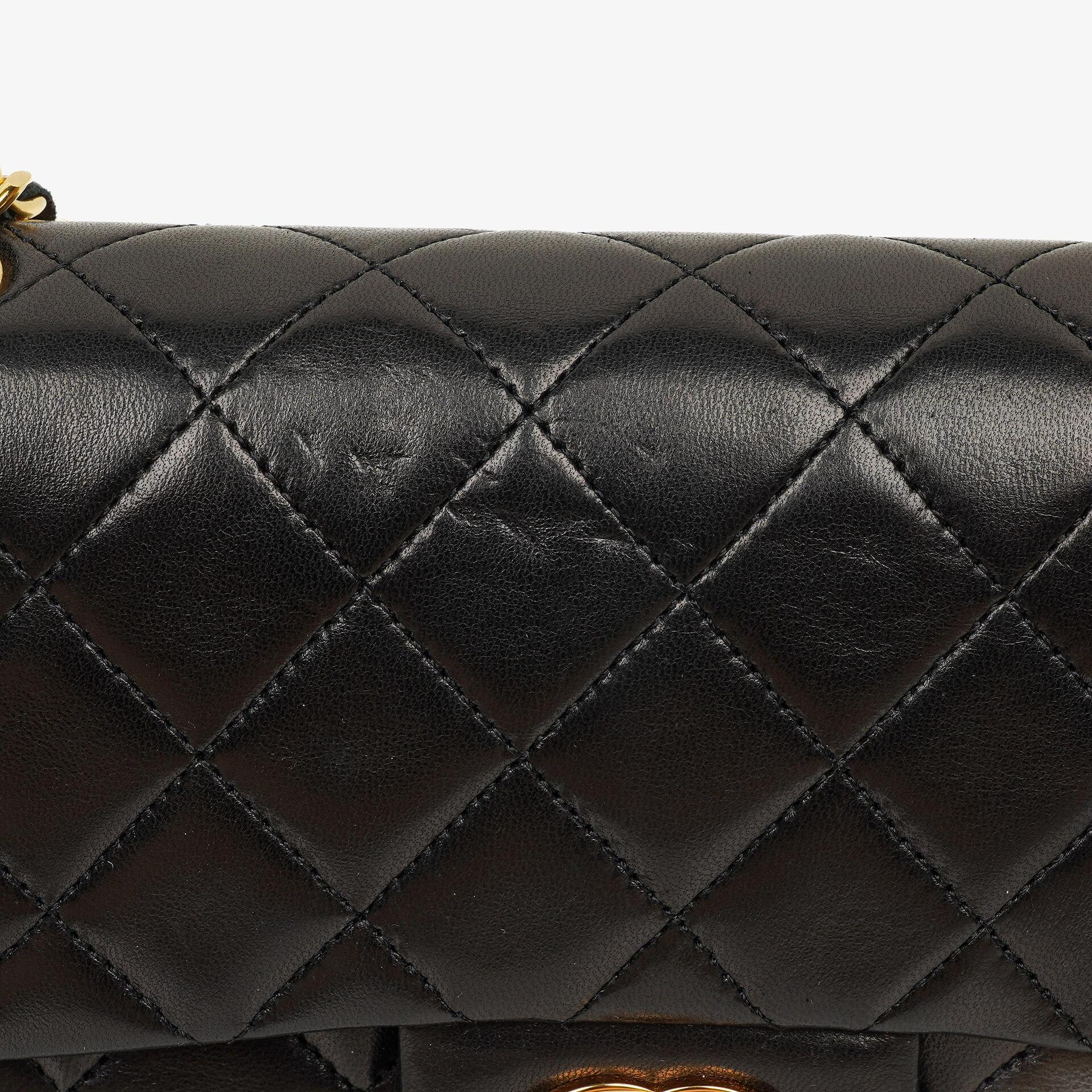 Chanel Vintage Classic kleine Double Flap Tasche aus schwarzem gestepptem Lammleder mit 24K vergoldeter Hardware, 1989-1991