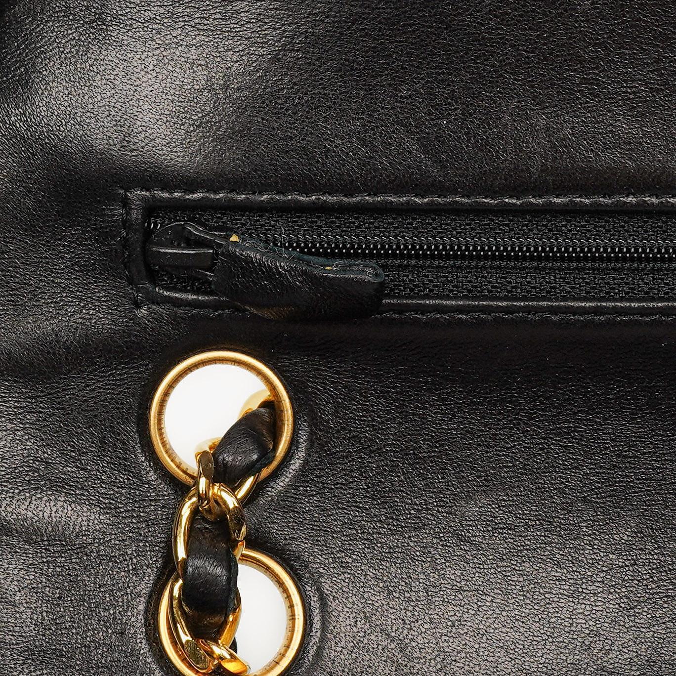 Chanel Vintage Classic kleine Double Flap Tasche aus schwarzem gestepptem Lammleder mit 24K vergoldeter Hardware, 1989-1991