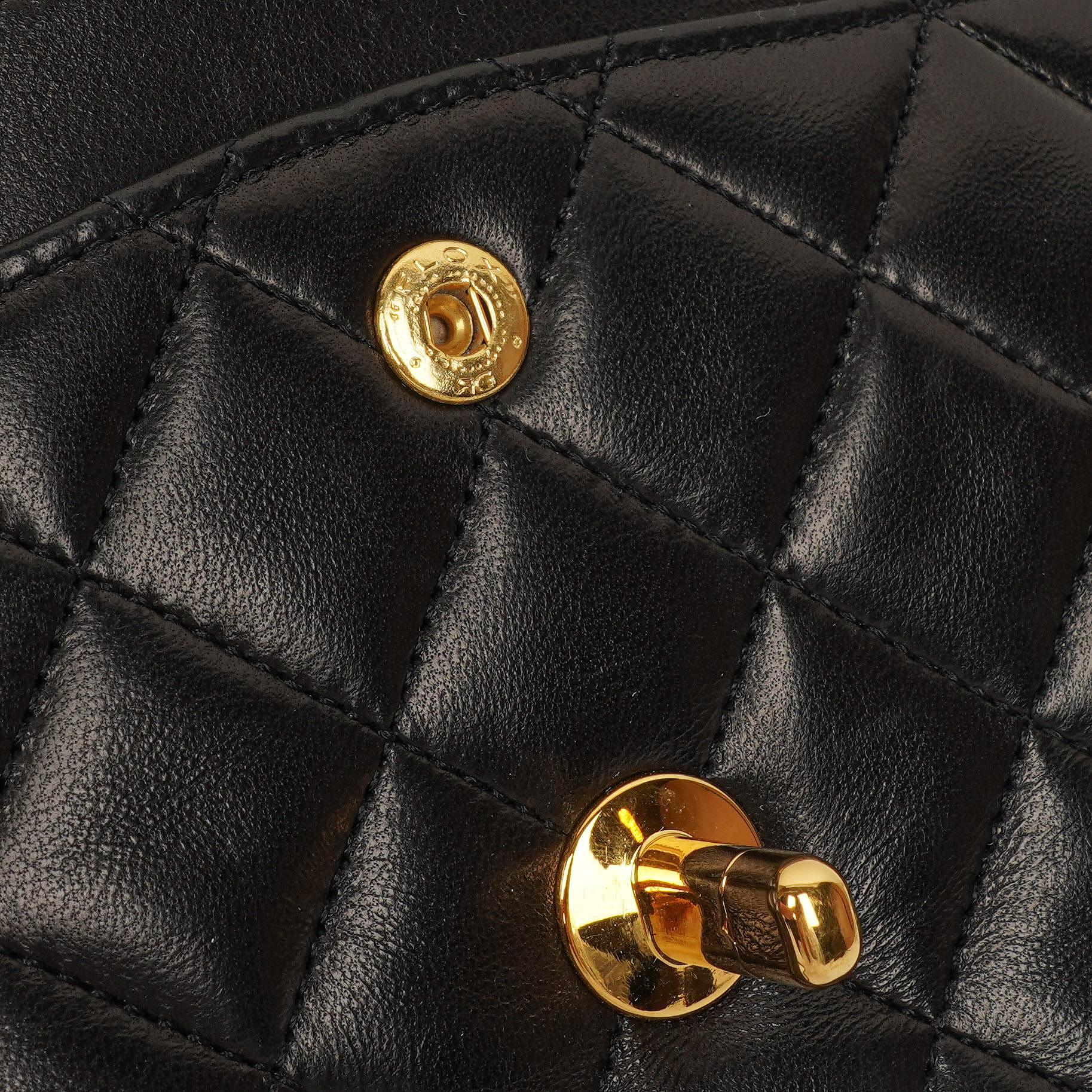 Chanel Vintage Classic kleine Double Flap Tasche aus schwarzem gestepptem Lammleder mit 24K vergoldeter Hardware, 1989-1991