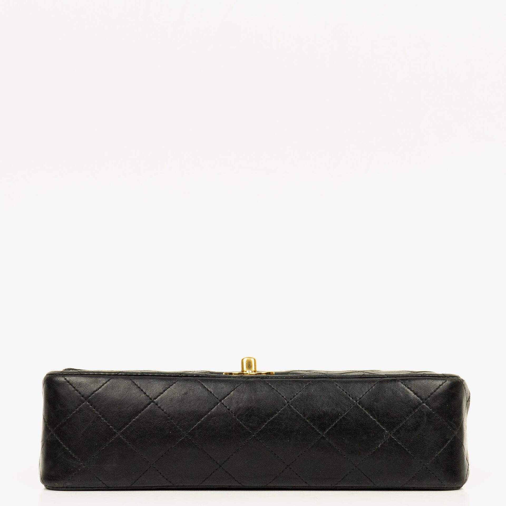 Chanel Small Classic Vintage Double Flap Bag aus schwarzem gestepptem Lammleder mit 24K vergoldeten Beschlägen