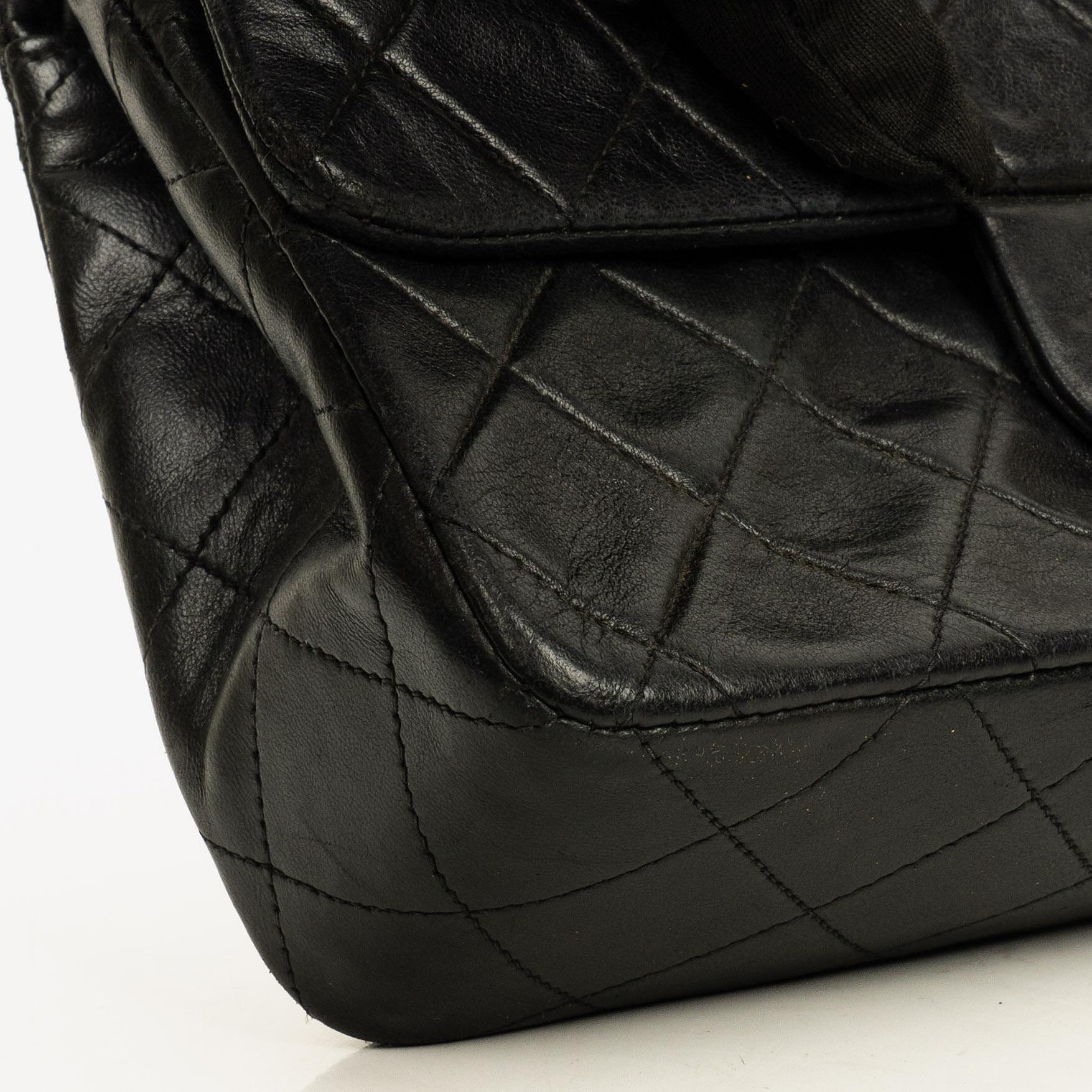 Chanel Small Classic Vintage Double Flap Bag aus schwarzem gestepptem Lammleder mit 24K vergoldeten Beschlägen