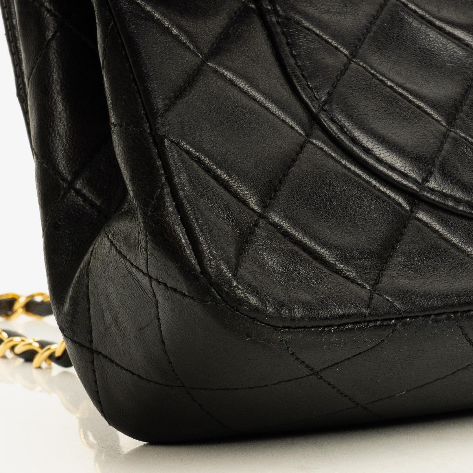 Chanel Small Classic Vintage Double Flap Bag aus schwarzem gestepptem Lammleder mit 24K vergoldeten Beschlägen