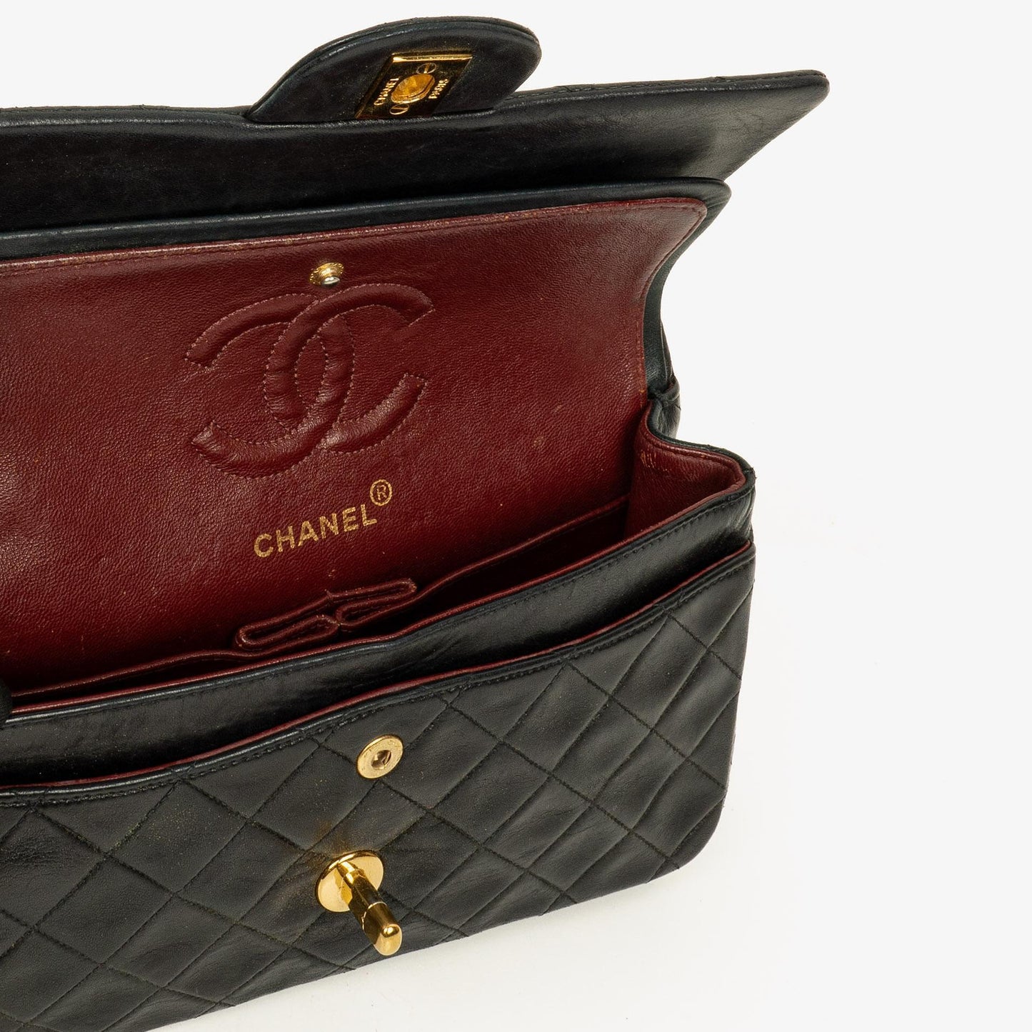 Chanel Small Classic Vintage Double Flap Bag aus schwarzem gestepptem Lammleder mit 24K vergoldeten Beschlägen