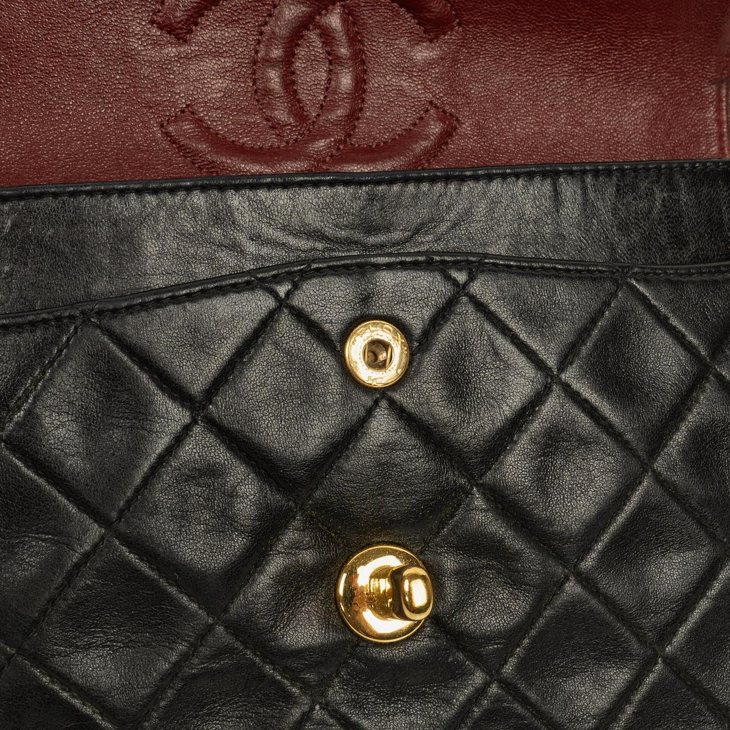 Chanel Small Classic Vintage Double Flap Bag aus schwarzem gestepptem Lammleder mit 24K vergoldeten Beschlägen