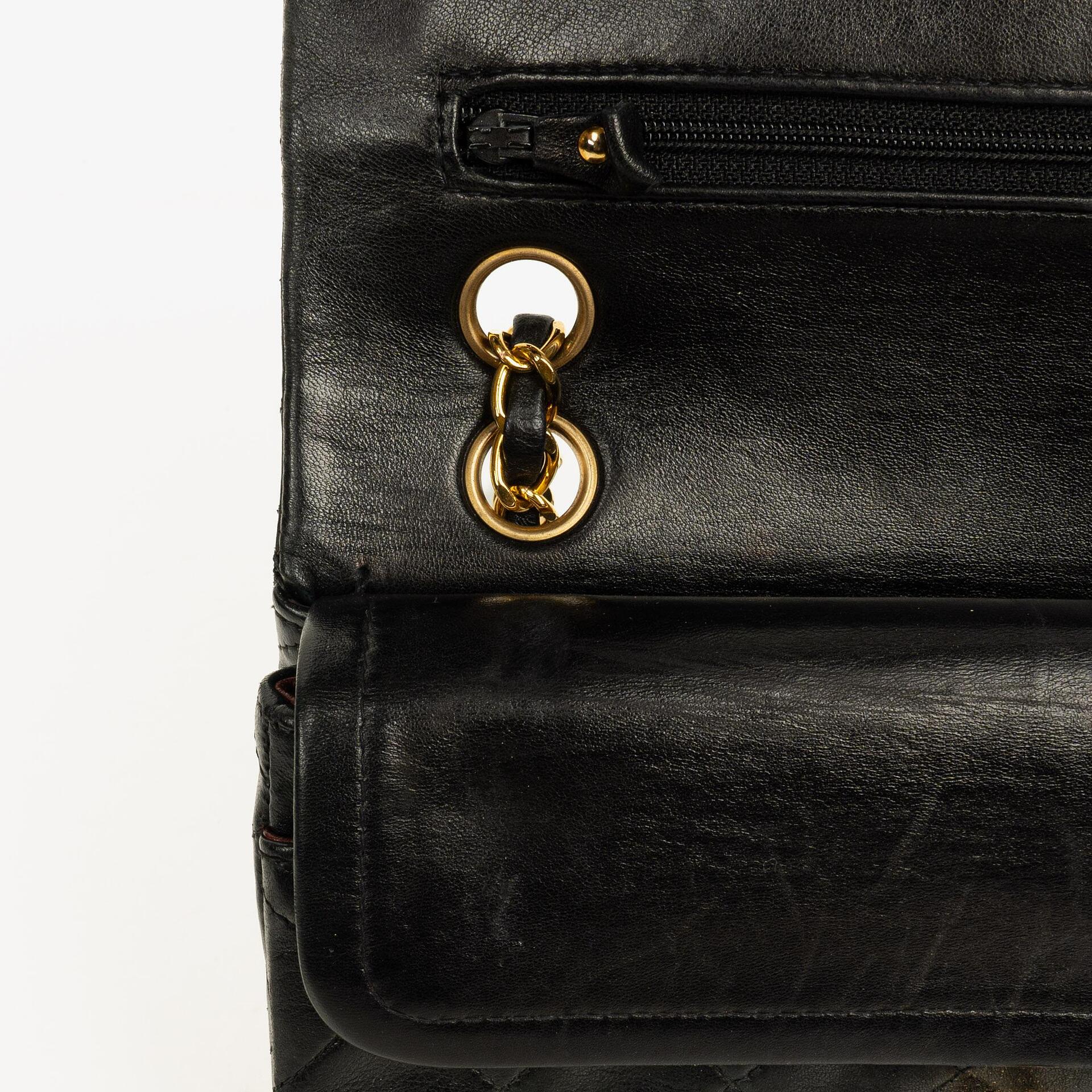 Chanel Small Classic Vintage Double Flap Bag aus schwarzem gestepptem Lammleder mit 24K vergoldeten Beschlägen