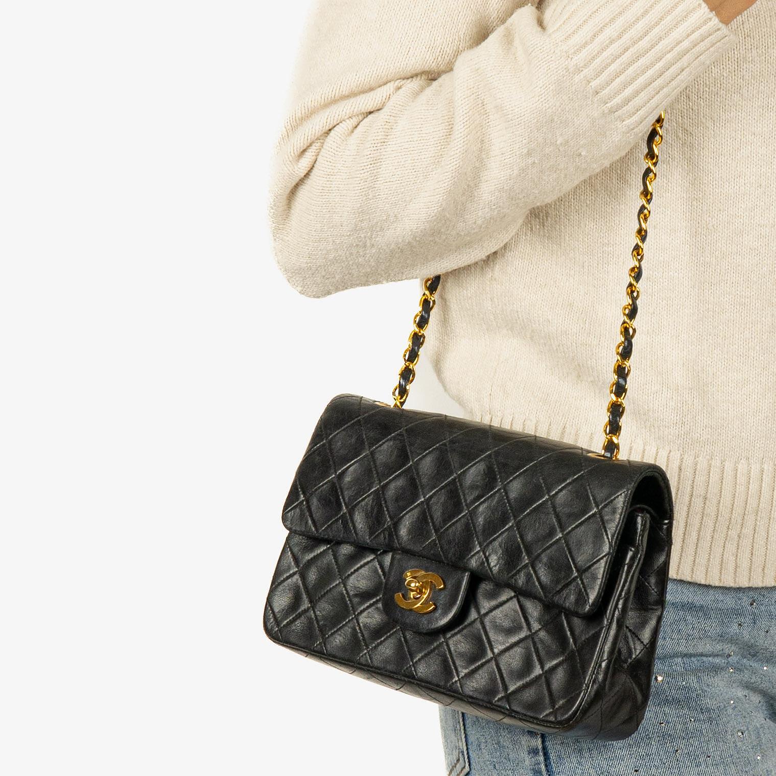 Chanel Small Classic Vintage Double Flap Bag aus schwarzem gestepptem Lammleder mit 24K vergoldeten Beschlägen