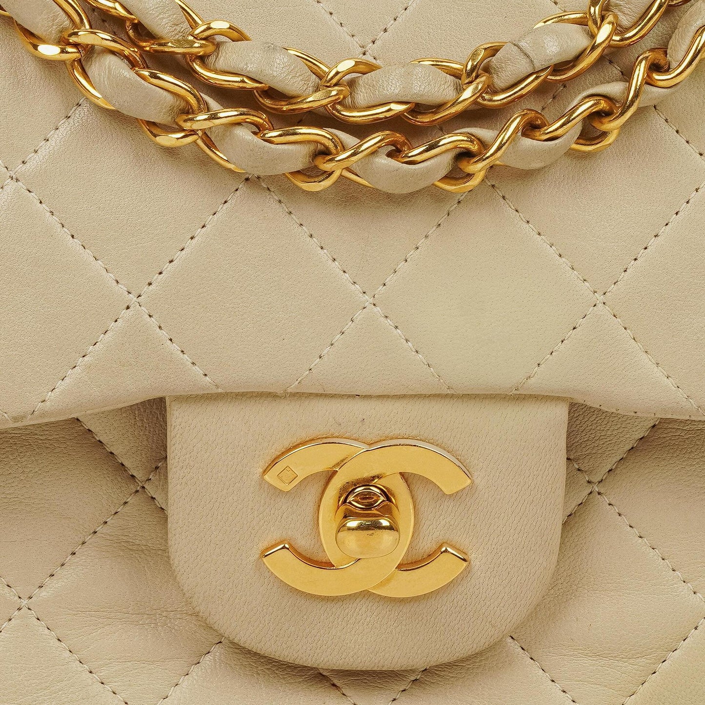 Chanel Kleine Klassische Vintage Double Flap Tasche Neutrales Gestepptes Lammleder 24K Vergoldete Beschläge