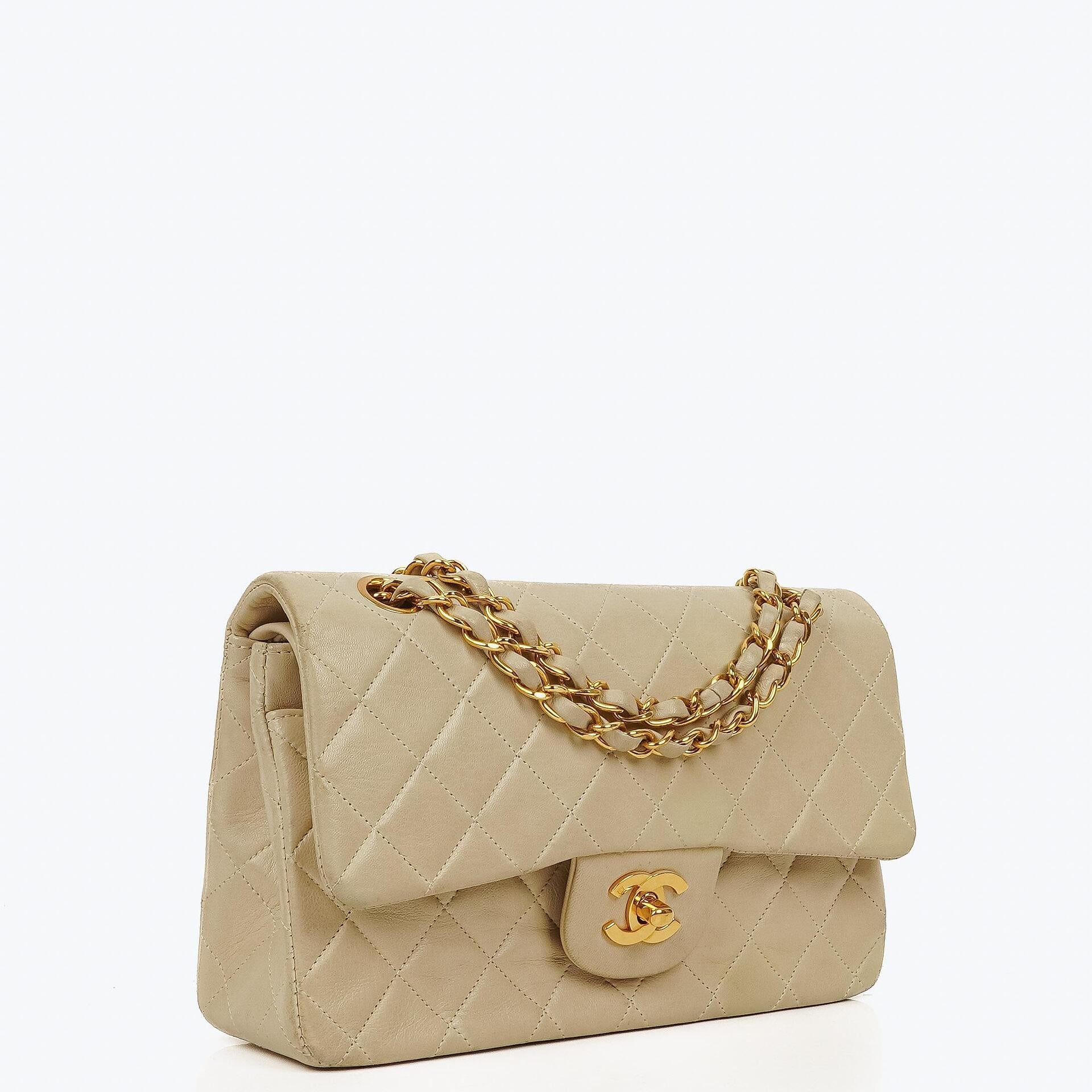 Chanel Kleine Klassische Vintage Double Flap Tasche Neutrales Gestepptes Lammleder 24K Vergoldete Beschläge