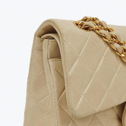 Chanel Kleine Klassische Vintage Double Flap Tasche Neutrales Gestepptes Lammleder 24K Vergoldete Beschläge