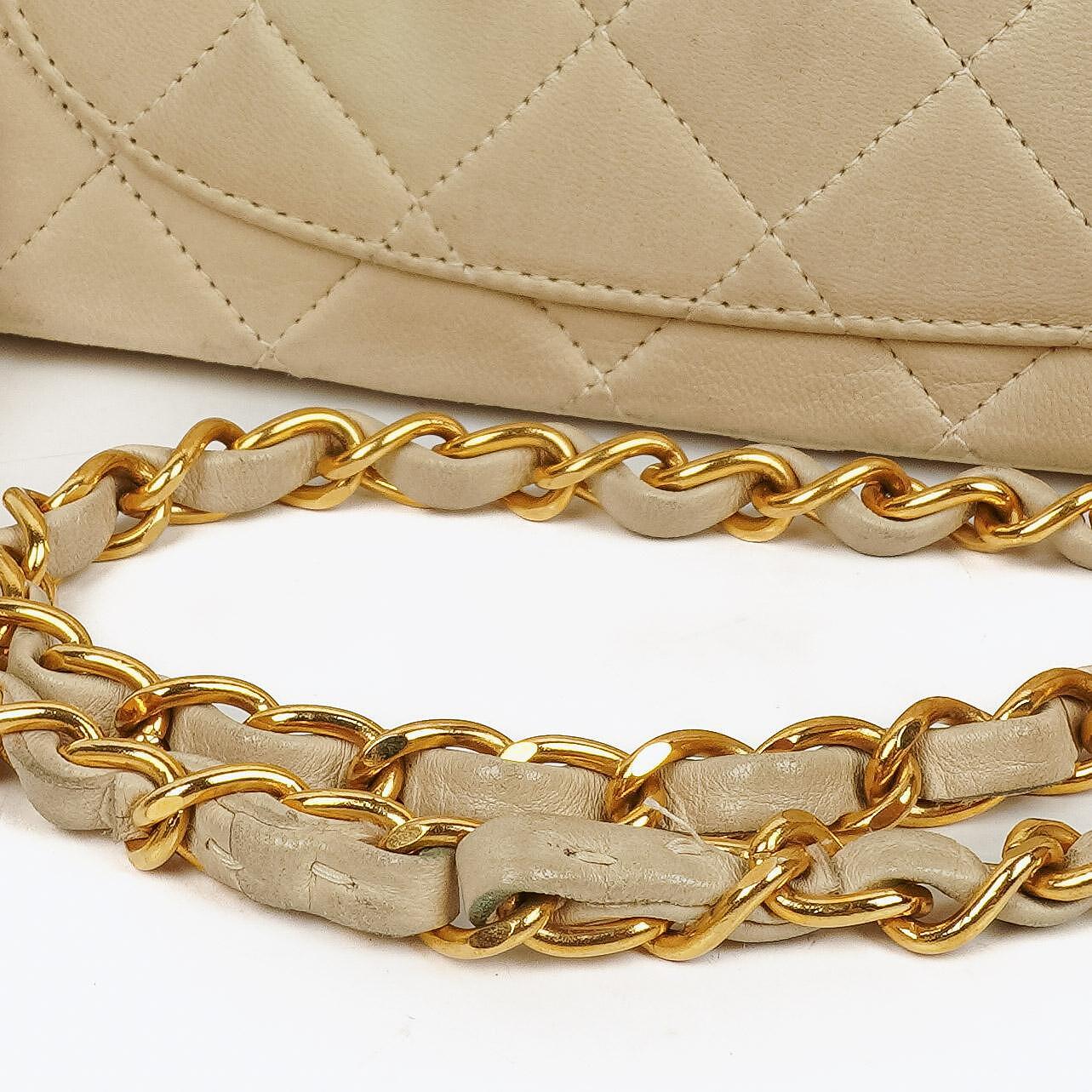 Chanel Kleine Klassische Vintage Double Flap Tasche Neutrales Gestepptes Lammleder 24K Vergoldete Beschläge