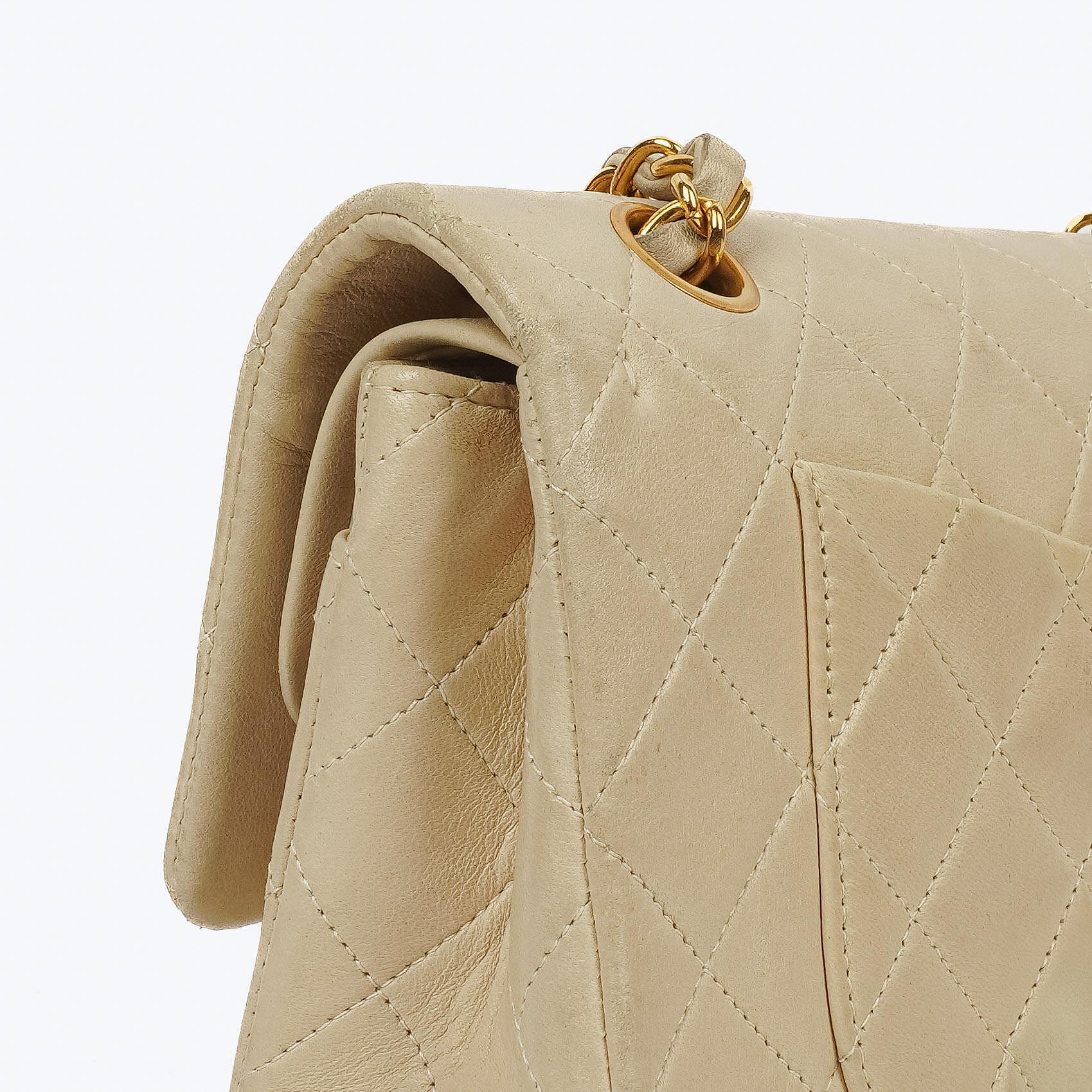 Chanel Kleine Klassische Vintage Double Flap Tasche Neutrales Gestepptes Lammleder 24K Vergoldete Beschläge
