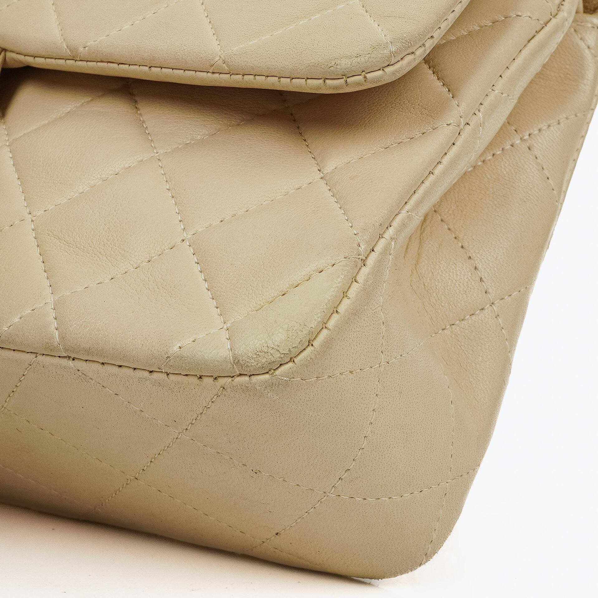 Chanel Kleine Klassische Vintage Double Flap Tasche Neutrales Gestepptes Lammleder 24K Vergoldete Beschläge