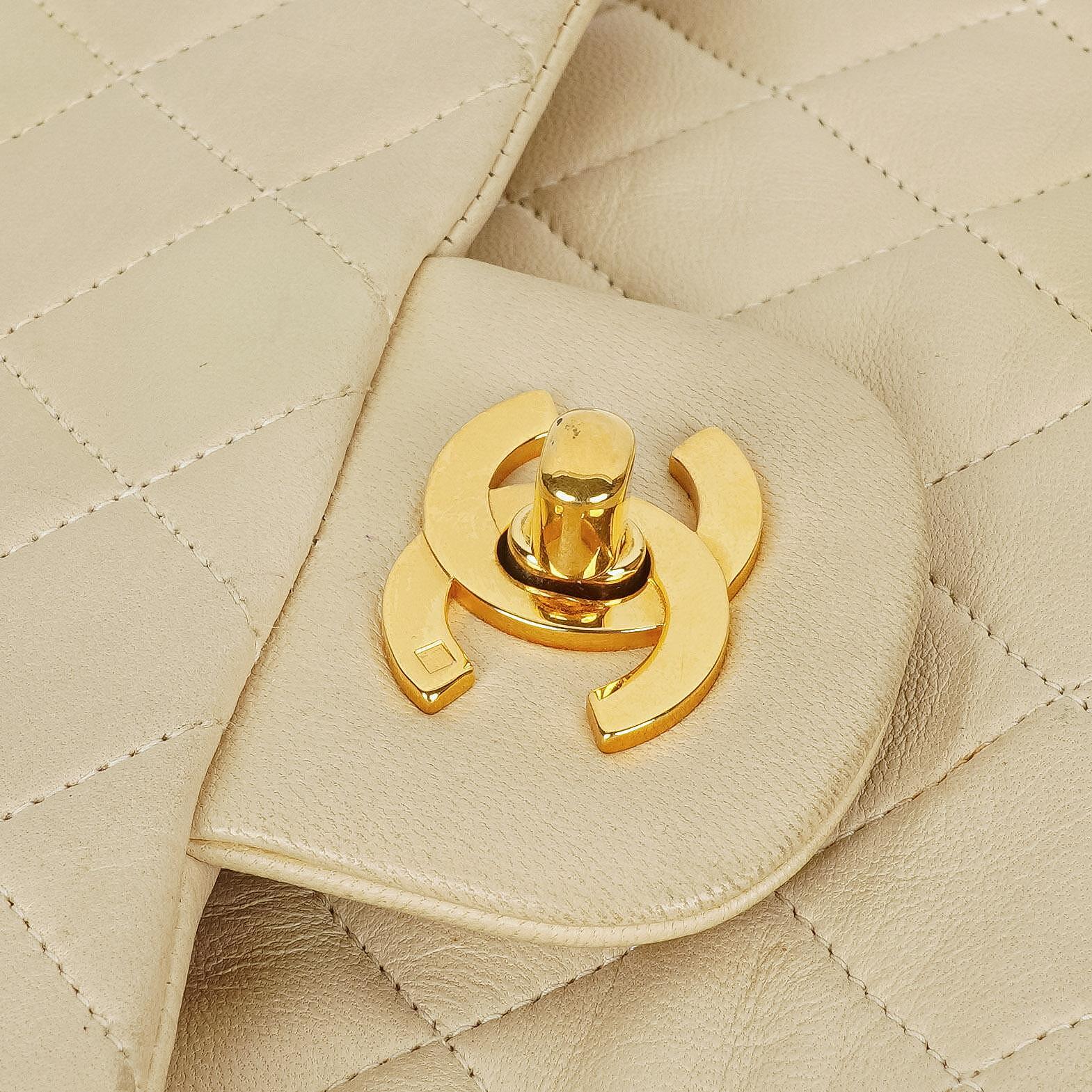 Chanel Kleine Klassische Vintage Double Flap Tasche Neutrales Gestepptes Lammleder 24K Vergoldete Beschläge