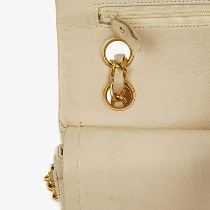 Chanel Kleine Klassische Vintage Double Flap Tasche Neutrales Gestepptes Lammleder 24K Vergoldete Beschläge