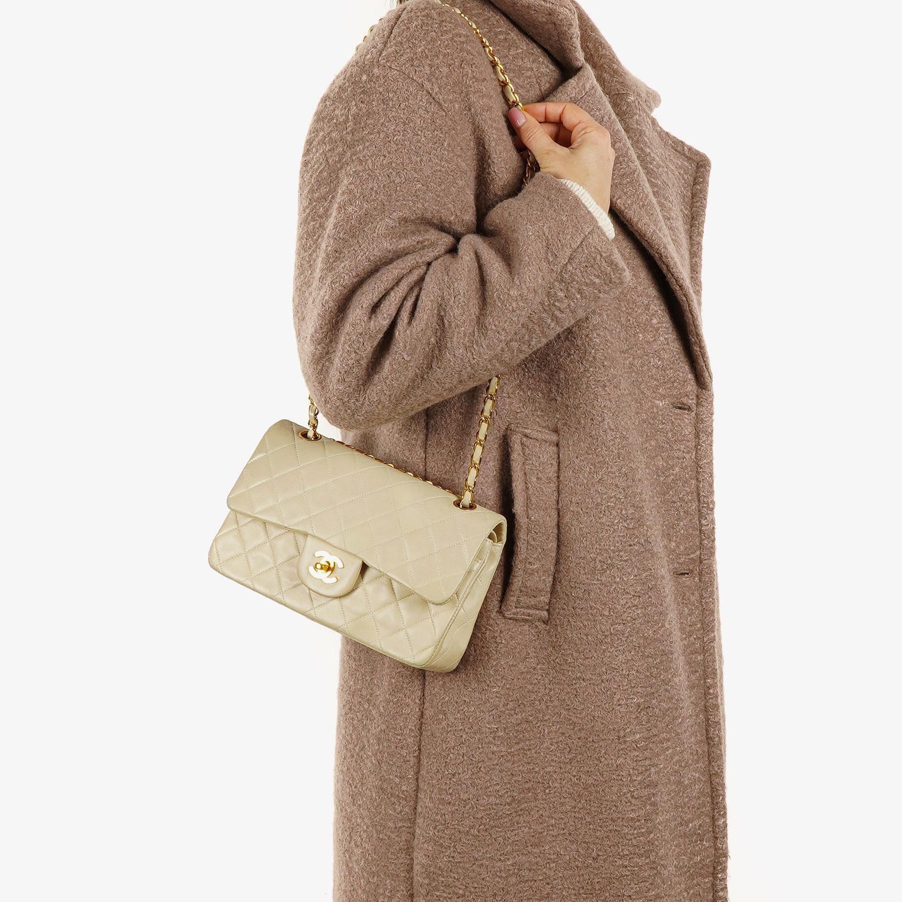 Chanel Kleine Klassische Vintage Double Flap Tasche Neutrales Gestepptes Lammleder 24K Vergoldete Beschläge