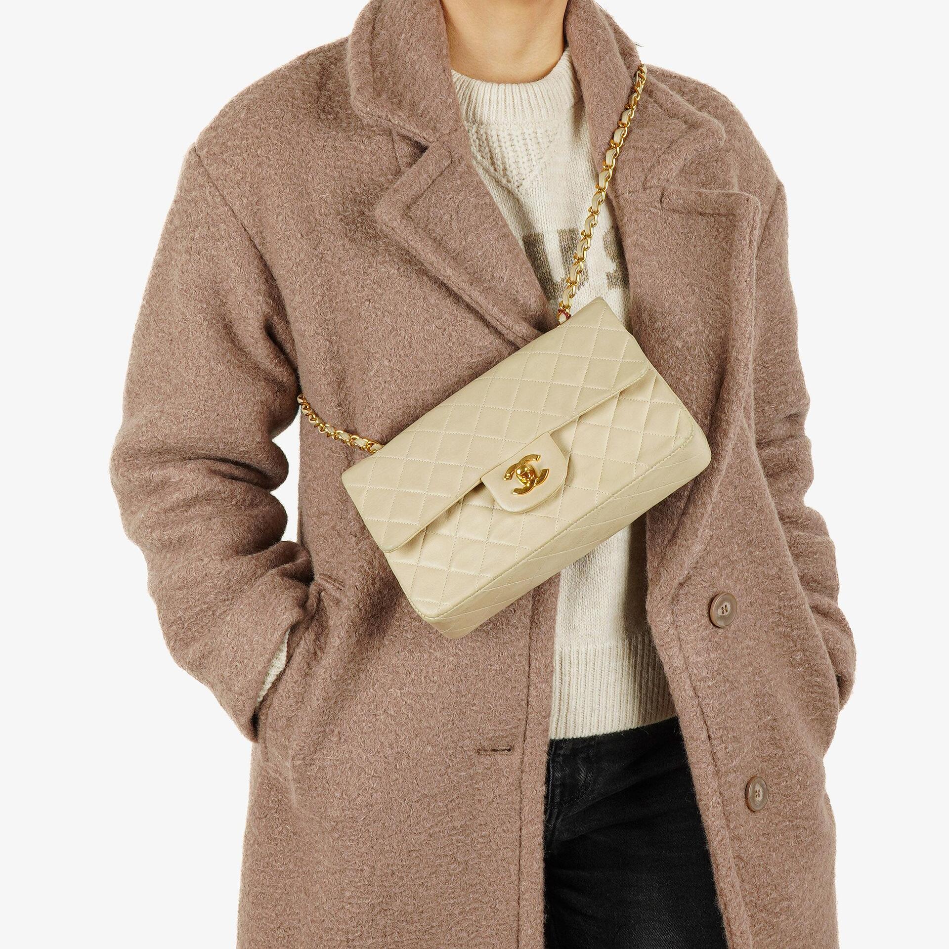 Chanel Kleine Klassische Vintage Double Flap Tasche Neutrales Gestepptes Lammleder 24K Vergoldete Beschläge