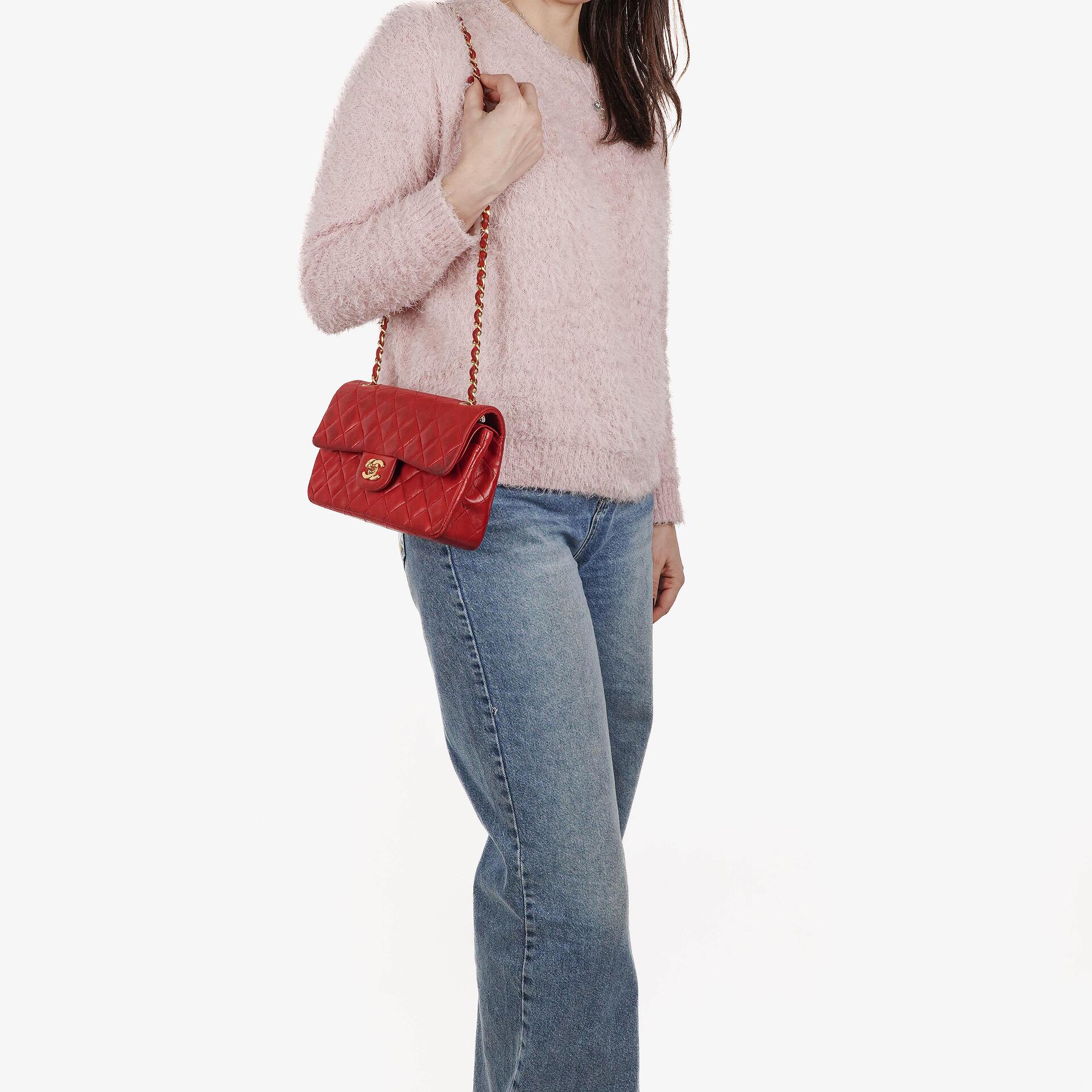 CHANEL Kleine Classic Vintage Double Flap Tasche aus rotem gestepptem Lammleder mit 24K vergoldeten Beschlägen