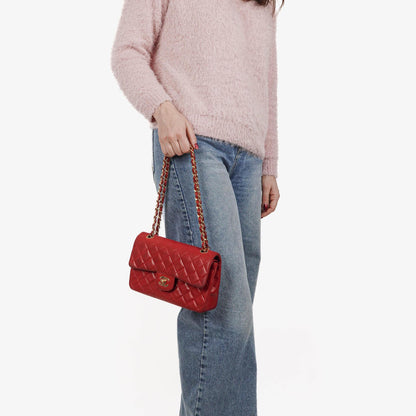 CHANEL Kleine Classic Vintage Double Flap Tasche aus rotem gestepptem Lammleder mit 24K vergoldeten Beschlägen