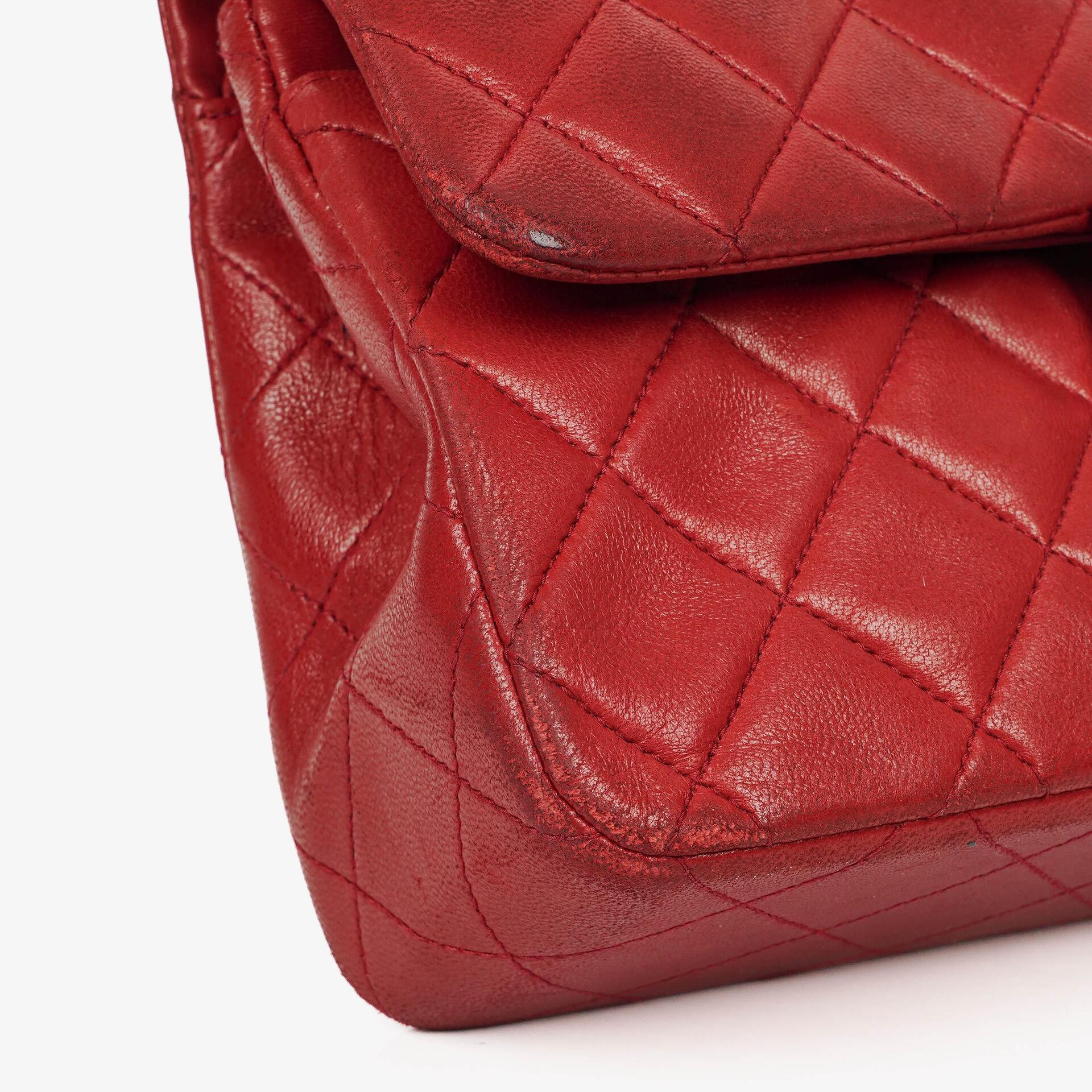 CHANEL Kleine Classic Vintage Double Flap Tasche aus rotem gestepptem Lammleder mit 24K vergoldeten Beschlägen