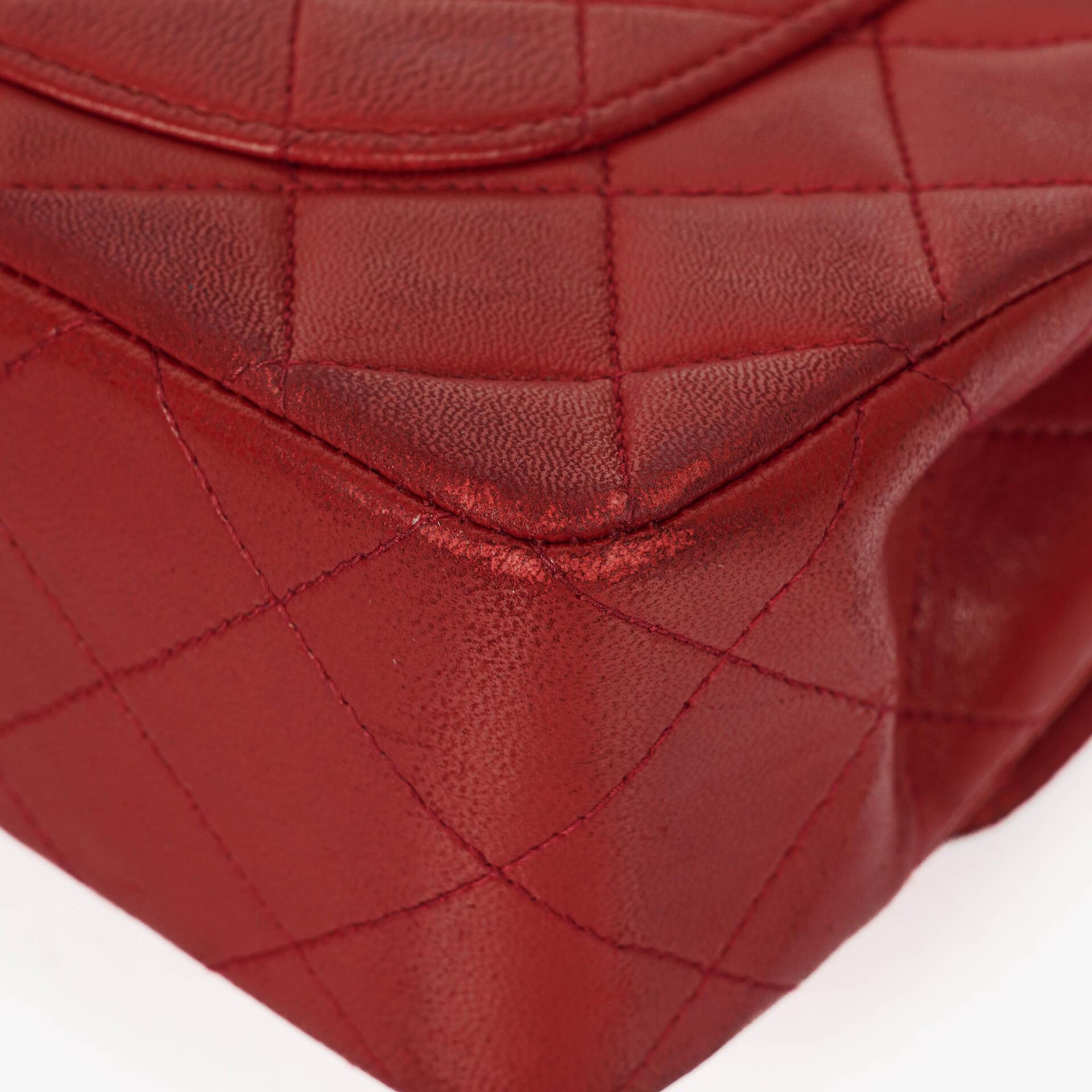 CHANEL Kleine Classic Vintage Double Flap Tasche aus rotem gestepptem Lammleder mit 24K vergoldeten Beschlägen