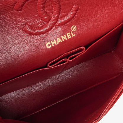CHANEL Kleine Classic Vintage Double Flap Tasche aus rotem gestepptem Lammleder mit 24K vergoldeten Beschlägen