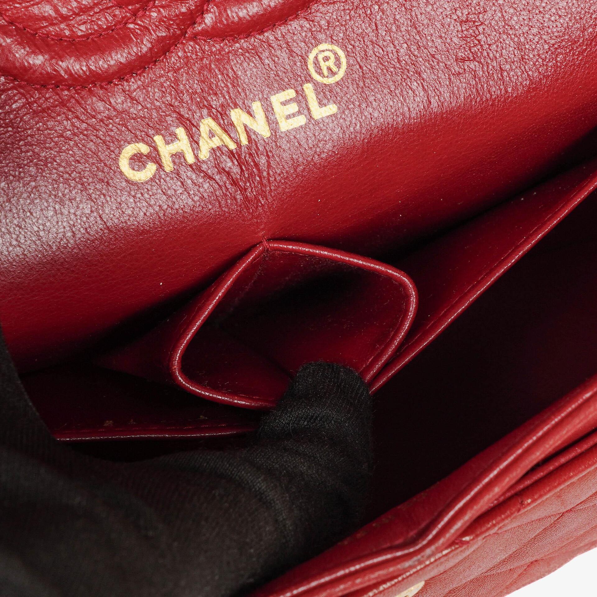 CHANEL Kleine Classic Vintage Double Flap Tasche aus rotem gestepptem Lammleder mit 24K vergoldeten Beschlägen