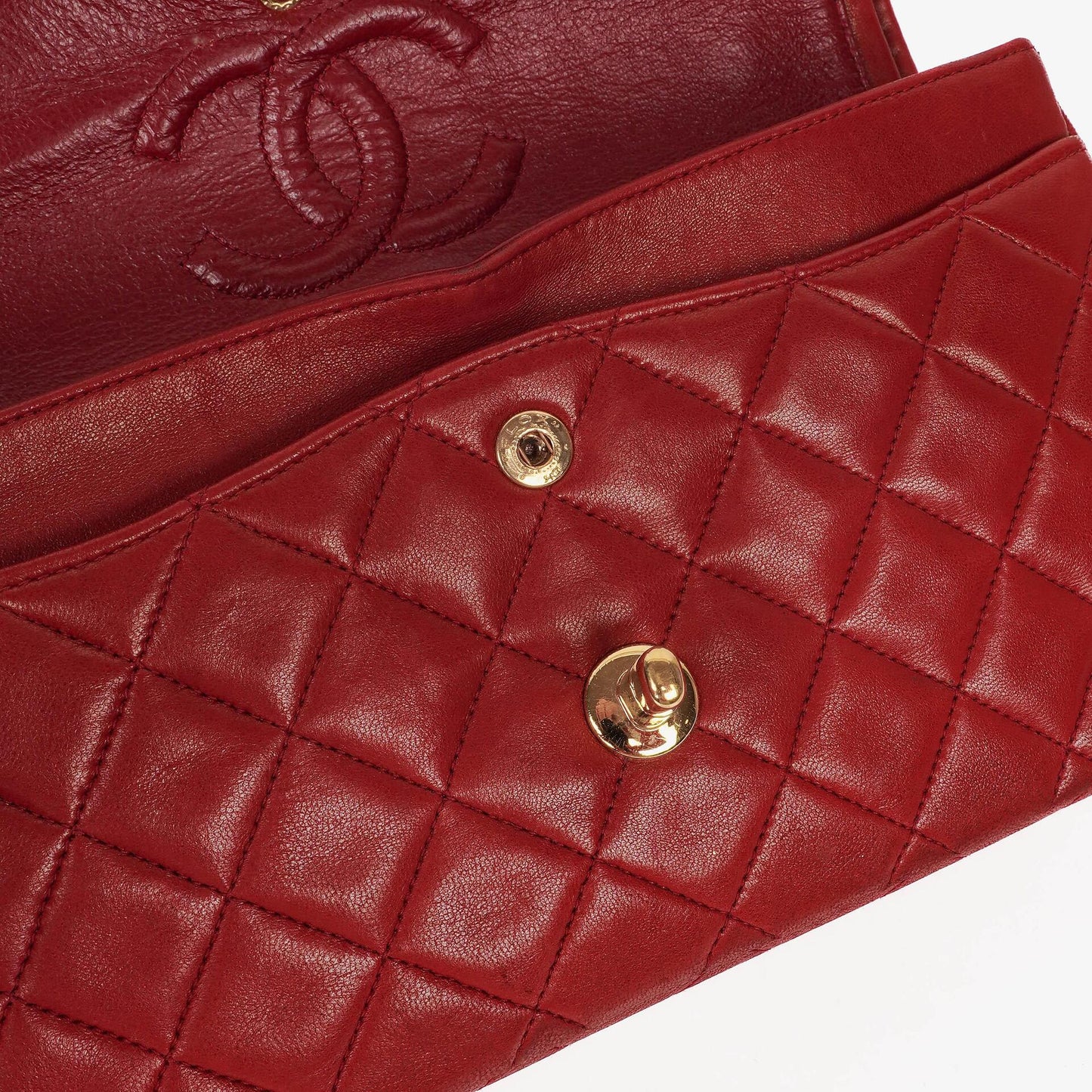 CHANEL Kleine Classic Vintage Double Flap Tasche aus rotem gestepptem Lammleder mit 24K vergoldeten Beschlägen