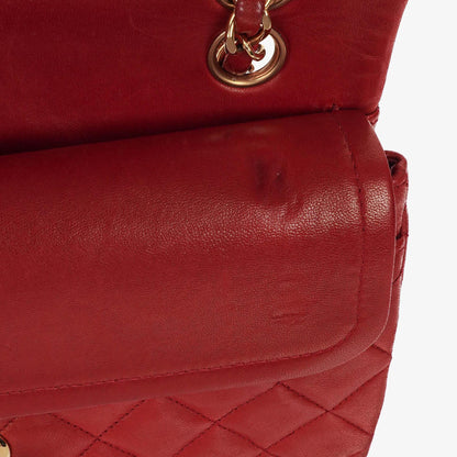 CHANEL Kleine Classic Vintage Double Flap Tasche aus rotem gestepptem Lammleder mit 24K vergoldeten Beschlägen