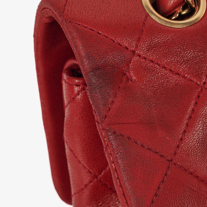 CHANEL Kleine Classic Vintage Double Flap Tasche aus rotem gestepptem Lammleder mit 24K vergoldeten Beschlägen